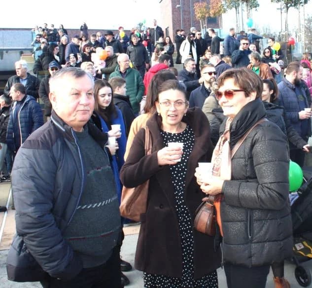 Nova godina dočekana u podne na Trgu bećarca u Pleternici uz gastro speijalitete, ispijanje šampanjca, puštanje balona dobrih želja i razigrano kolo