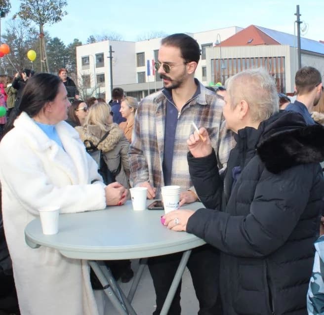 Nova godina dočekana u podne na Trgu bećarca u Pleternici uz gastro speijalitete, ispijanje šampanjca, puštanje balona dobrih želja i razigrano kolo