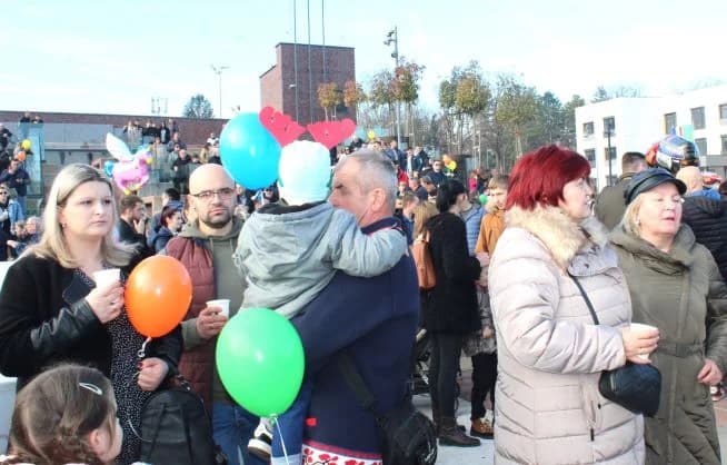 Nova godina dočekana u podne na Trgu bećarca u Pleternici uz gastro speijalitete, ispijanje šampanjca, puštanje balona dobrih želja i razigrano kolo