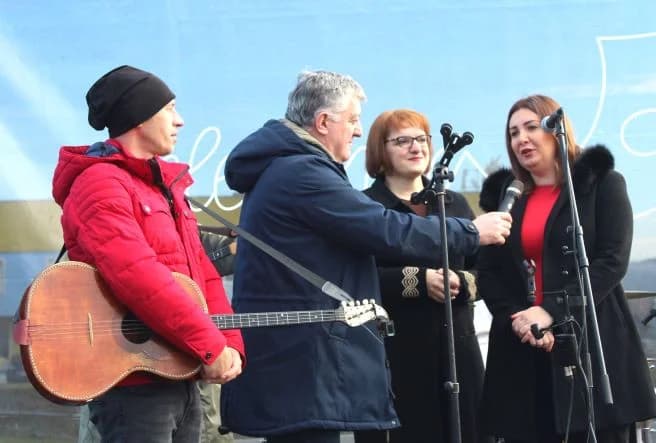 Nova godina dočekana u podne na Trgu bećarca u Pleternici uz gastro speijalitete, ispijanje šampanjca, puštanje balona dobrih želja i razigrano kolo