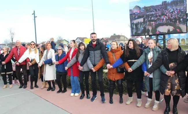 Nova godina dočekana u podne na Trgu bećarca u Pleternici uz gastro speijalitete, ispijanje šampanjca, puštanje balona dobrih želja i razigrano kolo