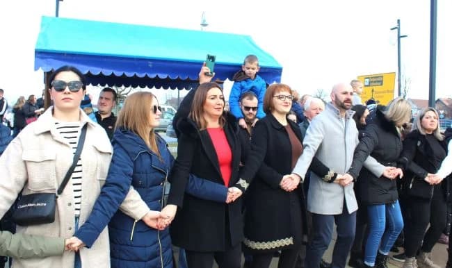 Nova godina dočekana u podne na Trgu bećarca u Pleternici uz gastro speijalitete, ispijanje šampanjca, puštanje balona dobrih želja i razigrano kolo