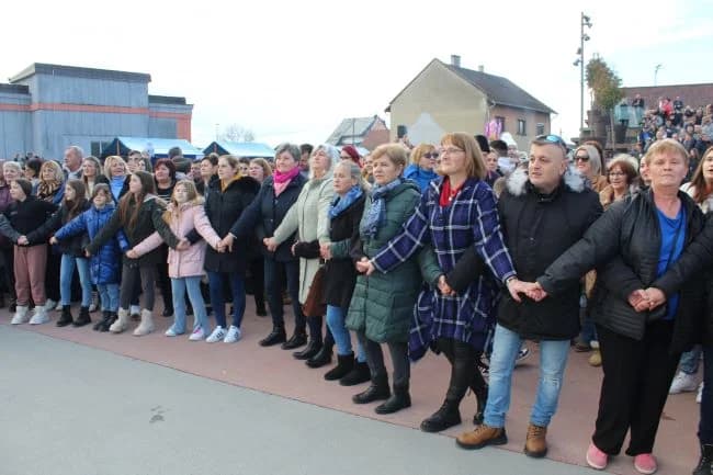 Nova godina dočekana u podne na Trgu bećarca u Pleternici uz gastro speijalitete, ispijanje šampanjca, puštanje balona dobrih želja i razigrano kolo