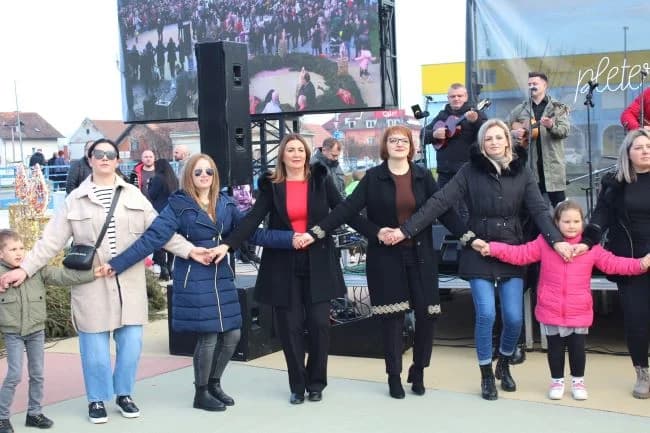 Nova godina dočekana u podne na Trgu bećarca u Pleternici uz gastro speijalitete, ispijanje šampanjca, puštanje balona dobrih želja i razigrano kolo