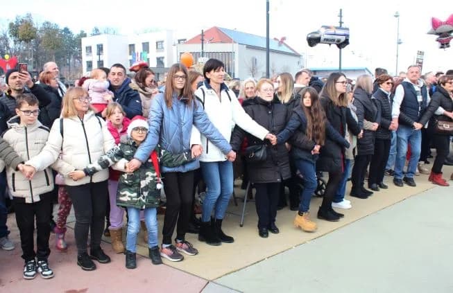 Nova godina dočekana u podne na Trgu bećarca u Pleternici uz gastro speijalitete, ispijanje šampanjca, puštanje balona dobrih želja i razigrano kolo