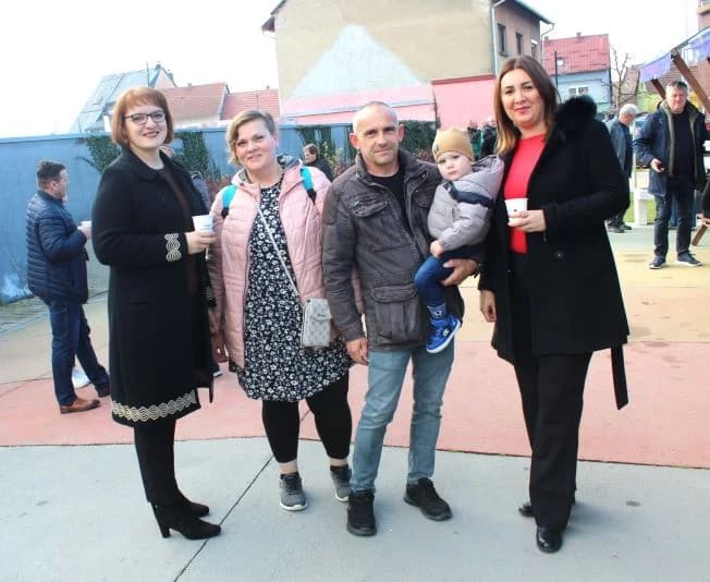 Nova godina dočekana u podne na Trgu bećarca u Pleternici uz gastro speijalitete, ispijanje šampanjca, puštanje balona dobrih želja i razigrano kolo