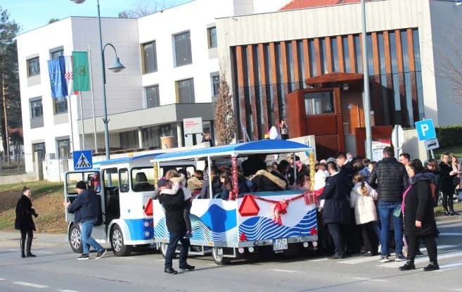 Nova godina dočekana u podne na Trgu bećarca u Pleternici uz gastro speijalitete, ispijanje šampanjca, puštanje balona dobrih želja i razigrano kolo