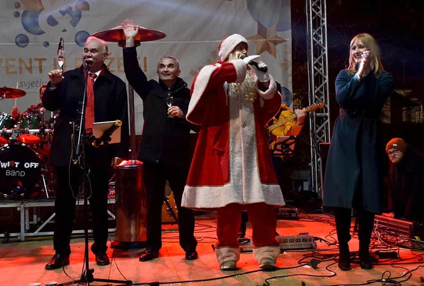 Veselo uz šampanjac u Požegi dočekana Nova godina