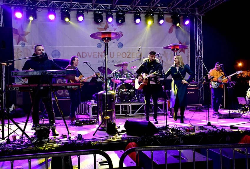 Veselo uz šampanjac u Požegi dočekana Nova godina