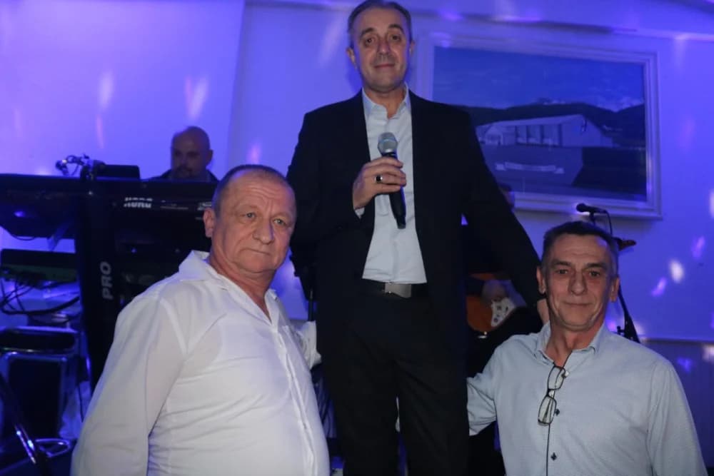 ESTRADNI DOČEK 2024.:Regionalna zvijezda Esad Merulić razveselio 400 slavljenika i uveo ih u Novu godinu