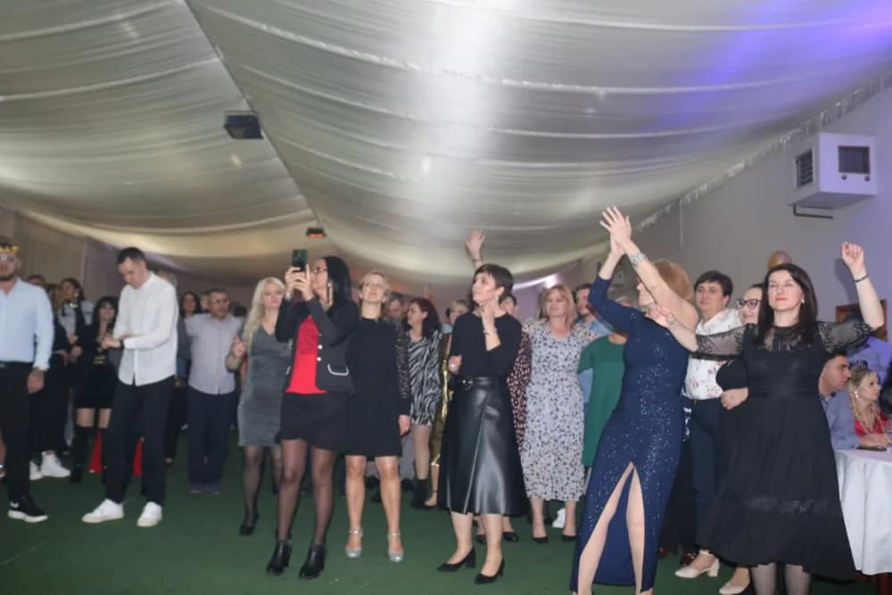 ESTRADNI DOČEK 2024.:Regionalna zvijezda Esad Merulić razveselio 400 slavljenika i uveo ih u Novu godinu