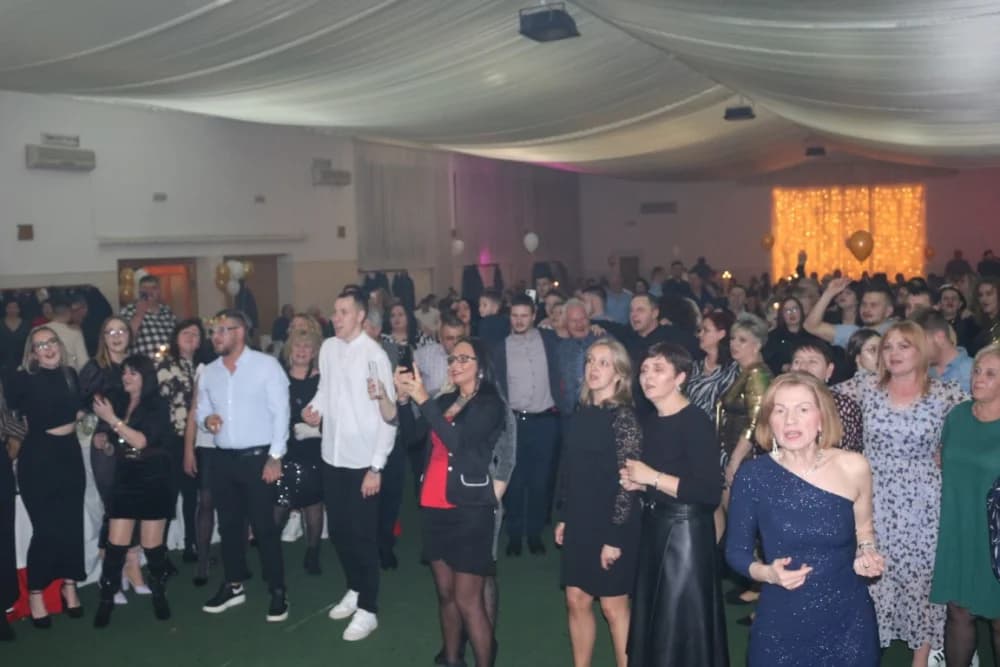 ESTRADNI DOČEK 2024.:Regionalna zvijezda Esad Merulić razveselio 400 slavljenika i uveo ih u Novu godinu