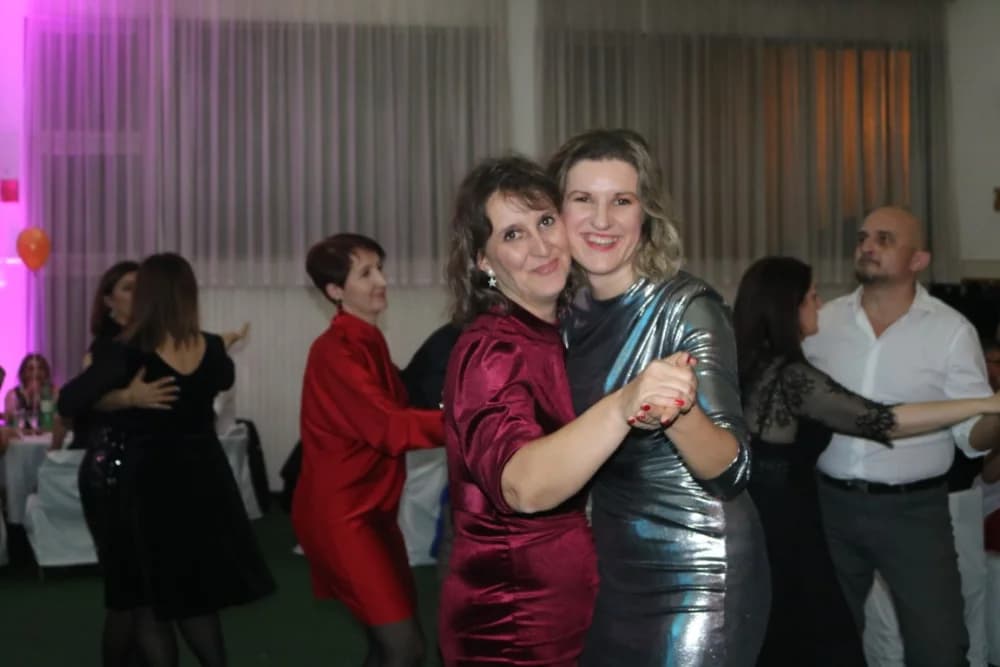 ESTRADNI DOČEK 2024.:Regionalna zvijezda Esad Merulić razveselio 400 slavljenika i uveo ih u Novu godinu