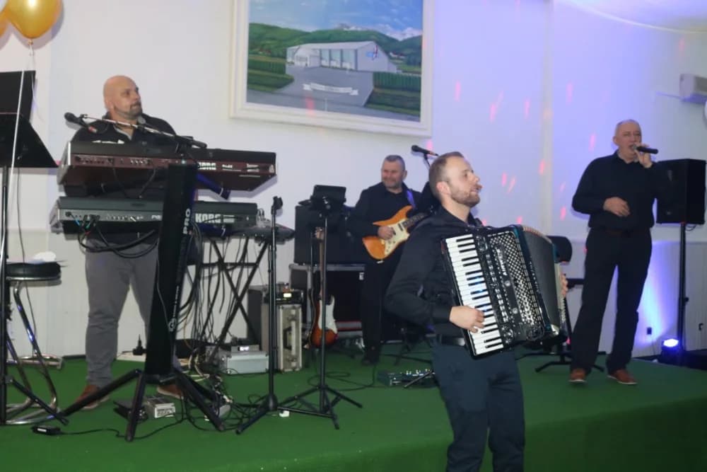 ESTRADNI DOČEK 2024.:Regionalna zvijezda Esad Merulić razveselio 400 slavljenika i uveo ih u Novu godinu