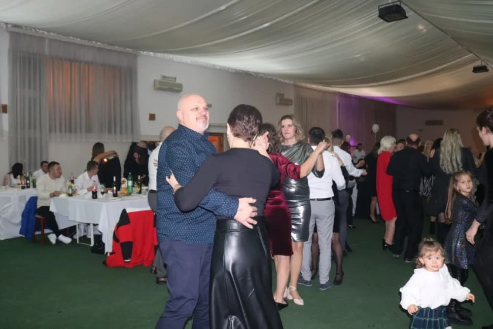 ESTRADNI DOČEK 2024.:Regionalna zvijezda Esad Merulić razveselio 400 slavljenika i uveo ih u Novu godinu