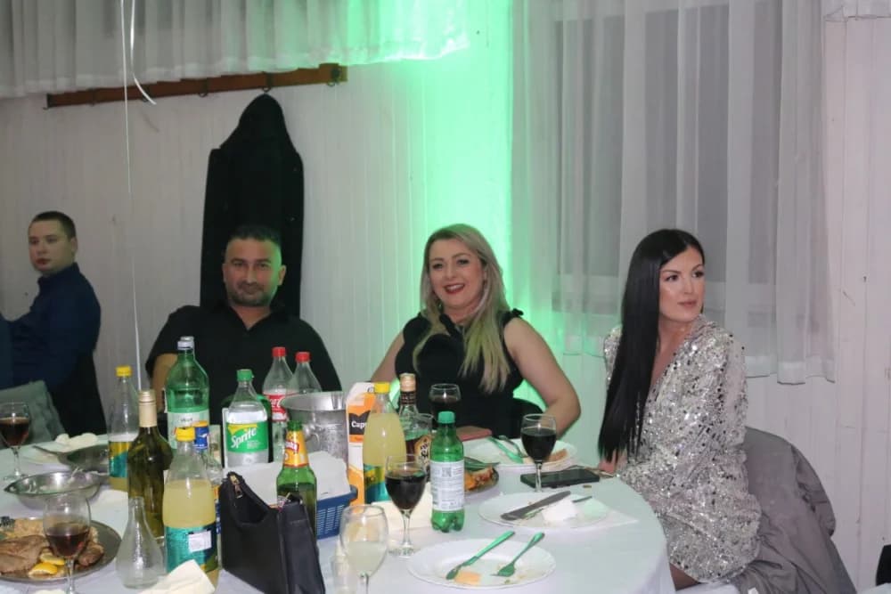 ESTRADNI DOČEK 2024.:Regionalna zvijezda Esad Merulić razveselio 400 slavljenika i uveo ih u Novu godinu