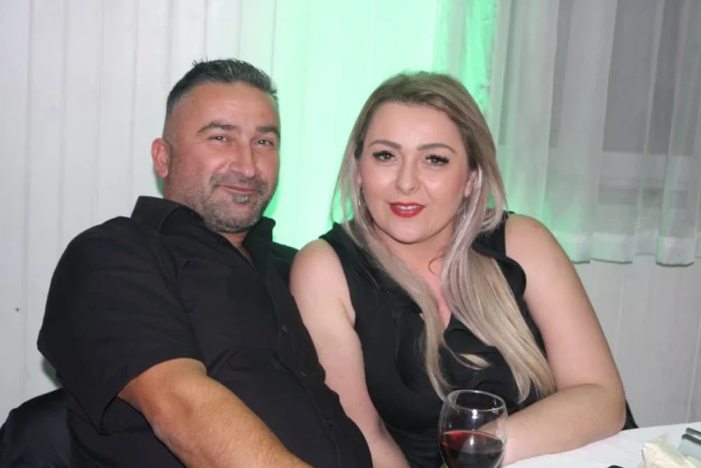 ESTRADNI DOČEK 2024.:Regionalna zvijezda Esad Merulić razveselio 400 slavljenika i uveo ih u Novu godinu