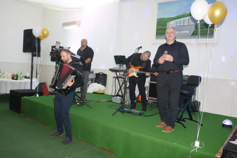ESTRADNI DOČEK 2024.:Regionalna zvijezda Esad Merulić razveselio 400 slavljenika i uveo ih u Novu godinu