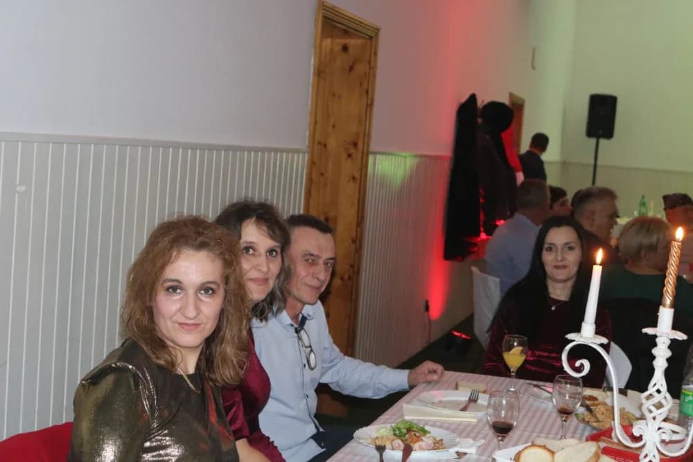 ESTRADNI DOČEK 2024.:Regionalna zvijezda Esad Merulić razveselio 400 slavljenika i uveo ih u Novu godinu