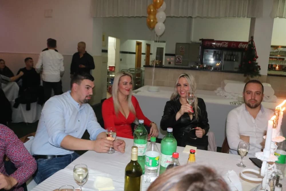 ESTRADNI DOČEK 2024.:Regionalna zvijezda Esad Merulić razveselio 400 slavljenika i uveo ih u Novu godinu