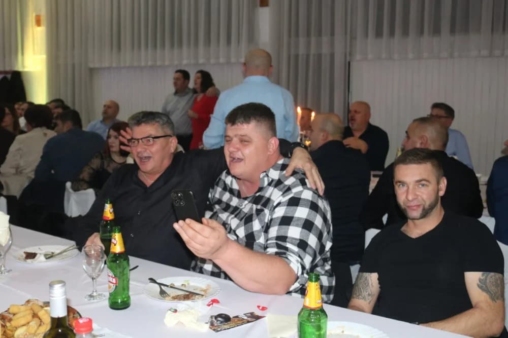 ESTRADNI DOČEK 2024.:Regionalna zvijezda Esad Merulić razveselio 400 slavljenika i uveo ih u Novu godinu