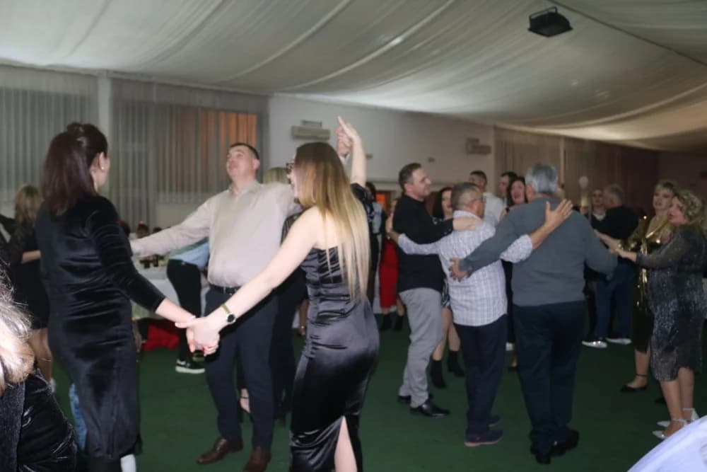 ESTRADNI DOČEK 2024.:Regionalna zvijezda Esad Merulić razveselio 400 slavljenika i uveo ih u Novu godinu