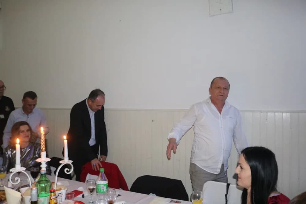 ESTRADNI DOČEK 2024.:Regionalna zvijezda Esad Merulić razveselio 400 slavljenika i uveo ih u Novu godinu
