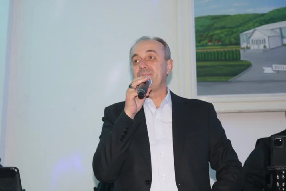 ESTRADNI DOČEK 2024.:Regionalna zvijezda Esad Merulić razveselio 400 slavljenika i uveo ih u Novu godinu