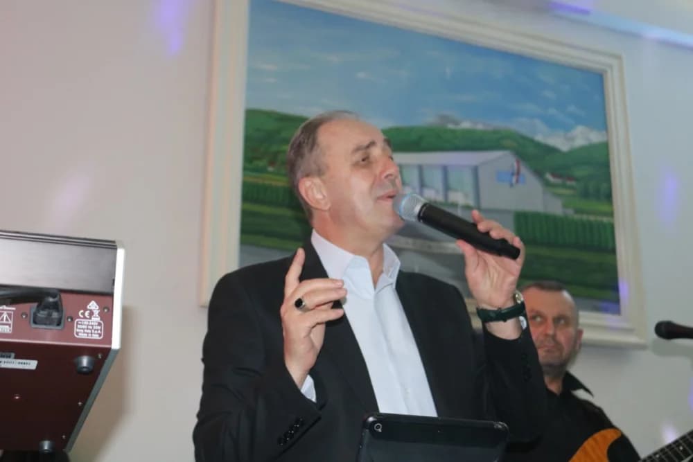 ESTRADNI DOČEK 2024.:Regionalna zvijezda Esad Merulić razveselio 400 slavljenika i uveo ih u Novu godinu