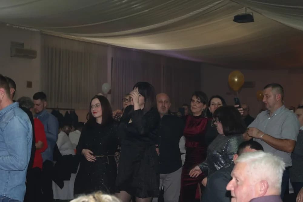 ESTRADNI DOČEK 2024.:Regionalna zvijezda Esad Merulić razveselio 400 slavljenika i uveo ih u Novu godinu