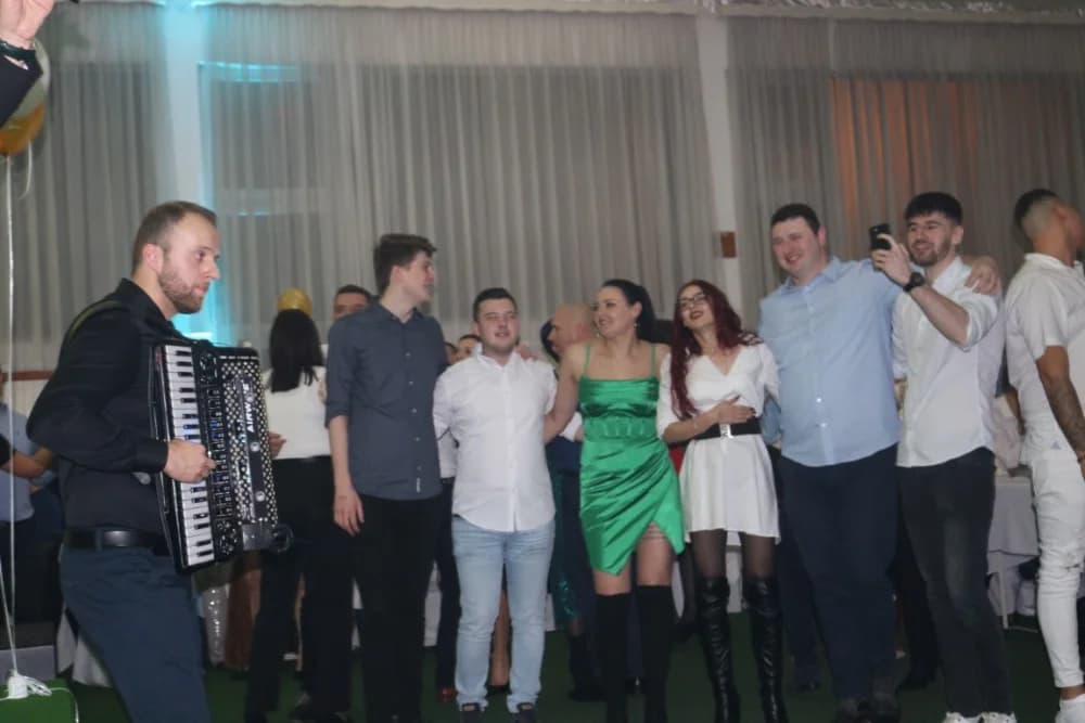 ESTRADNI DOČEK 2024.:Regionalna zvijezda Esad Merulić razveselio 400 slavljenika i uveo ih u Novu godinu