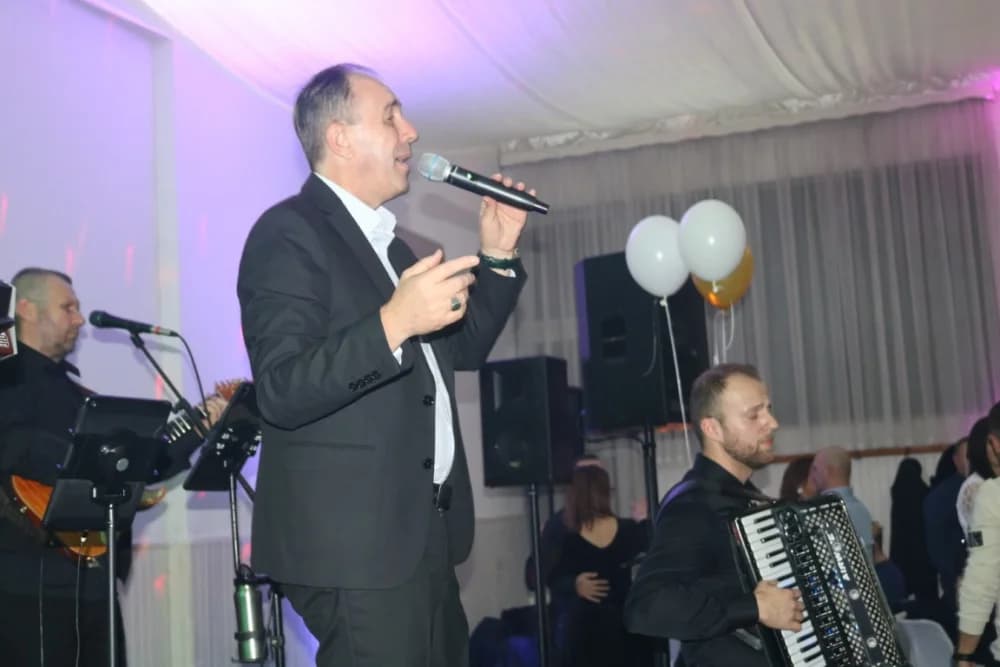 ESTRADNI DOČEK 2024.:Regionalna zvijezda Esad Merulić razveselio 400 slavljenika i uveo ih u Novu godinu
