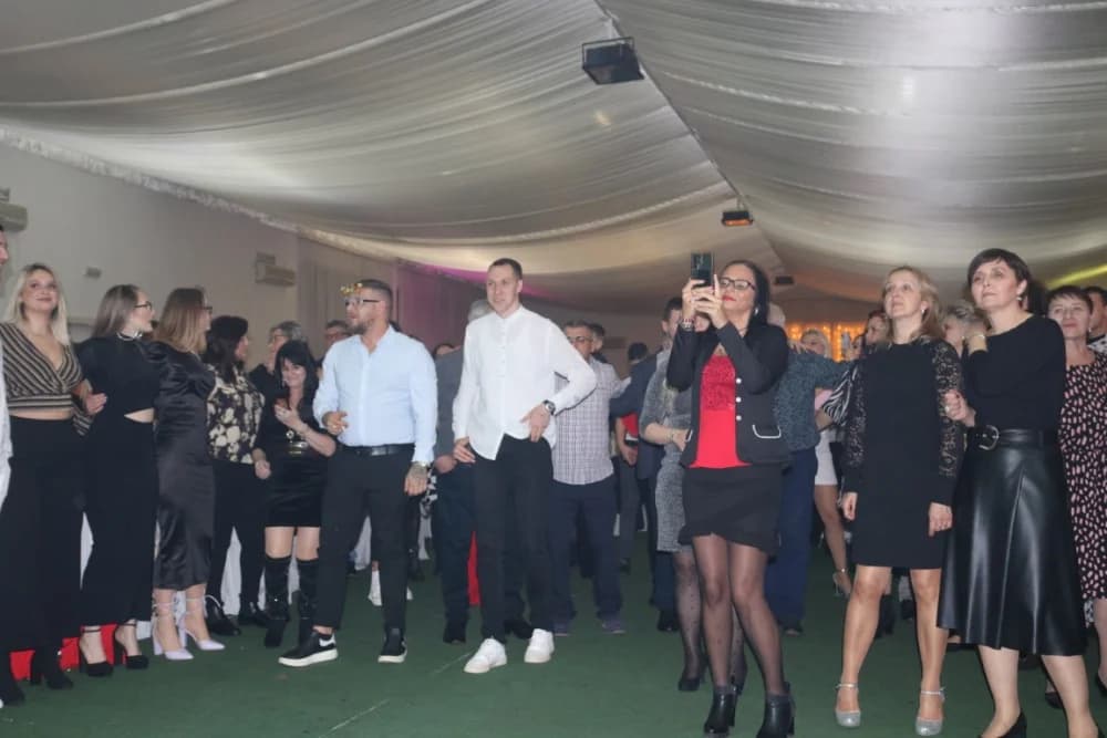 ESTRADNI DOČEK 2024.:Regionalna zvijezda Esad Merulić razveselio 400 slavljenika i uveo ih u Novu godinu