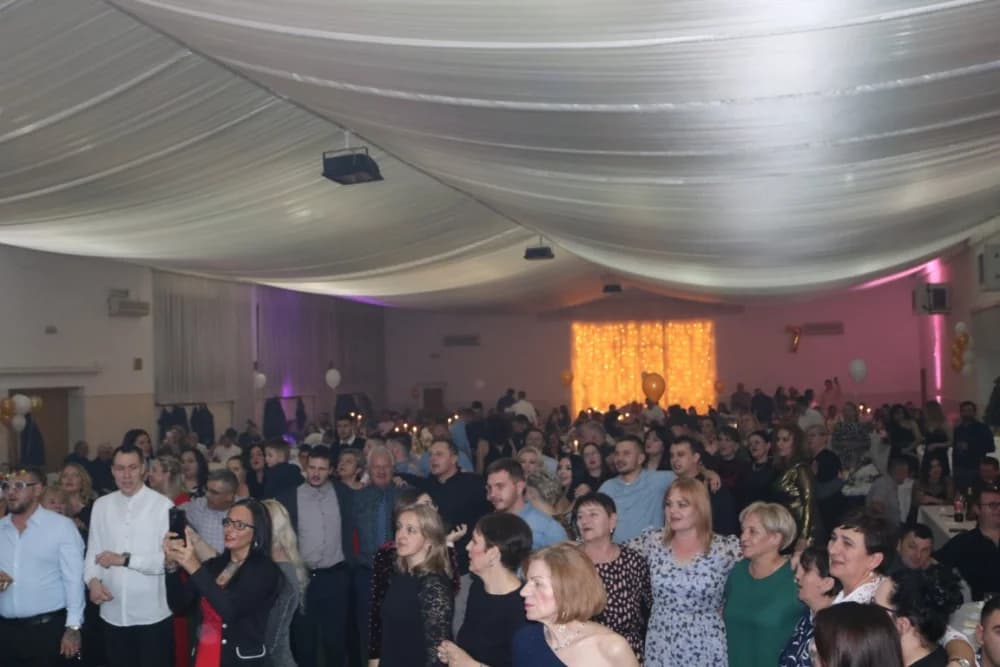 ESTRADNI DOČEK 2024.:Regionalna zvijezda Esad Merulić razveselio 400 slavljenika i uveo ih u Novu godinu