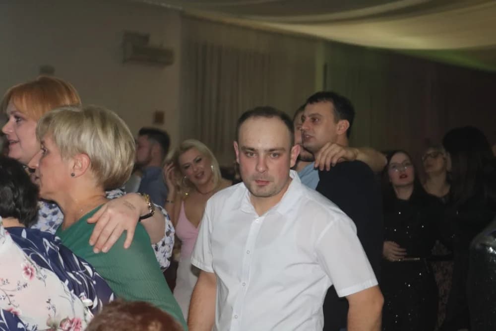 ESTRADNI DOČEK 2024.:Regionalna zvijezda Esad Merulić razveselio 400 slavljenika i uveo ih u Novu godinu