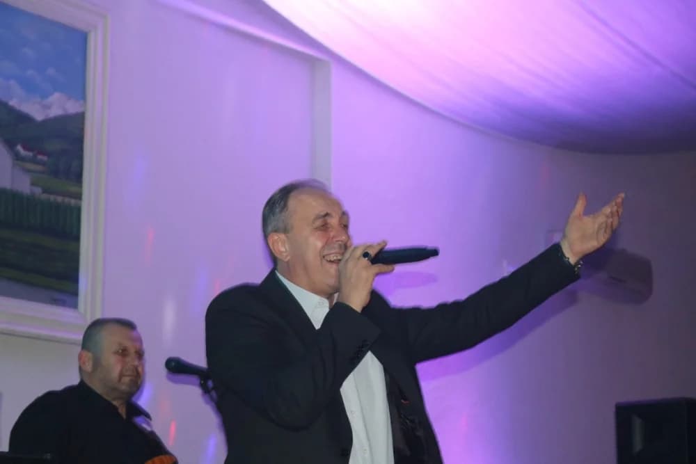 ESTRADNI DOČEK 2024.:Regionalna zvijezda Esad Merulić razveselio 400 slavljenika i uveo ih u Novu godinu