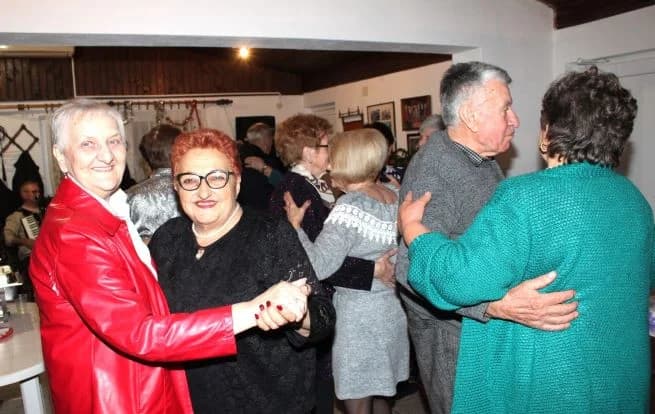 Uz glazbu, pjesmu i ples članovi Matice umirovljenika Pleternica ispratili Staru godinu