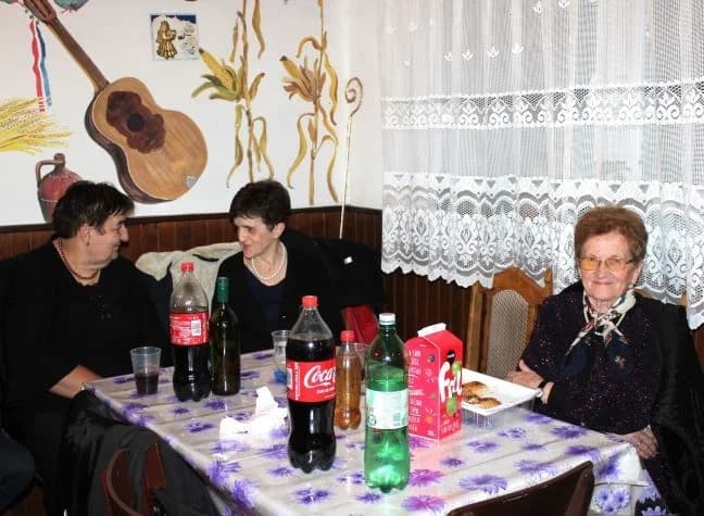 Uz glazbu, pjesmu i ples članovi Matice umirovljenika Pleternica ispratili Staru godinu