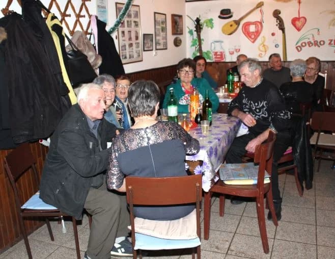 Uz glazbu, pjesmu i ples članovi Matice umirovljenika Pleternica ispratili Staru godinu