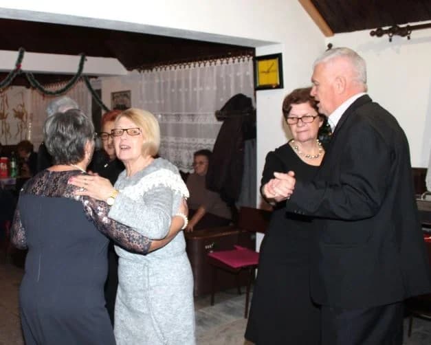 Uz glazbu, pjesmu i ples članovi Matice umirovljenika Pleternica ispratili Staru godinu