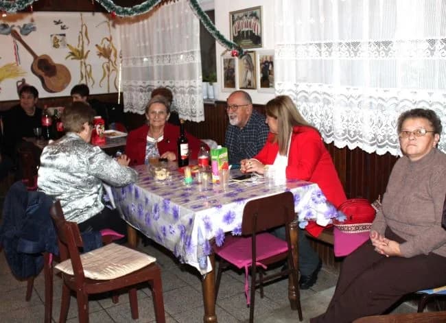 Uz glazbu, pjesmu i ples članovi Matice umirovljenika Pleternica ispratili Staru godinu