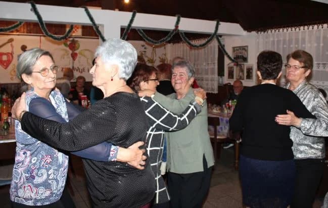 Uz glazbu, pjesmu i ples članovi Matice umirovljenika Pleternica ispratili Staru godinu