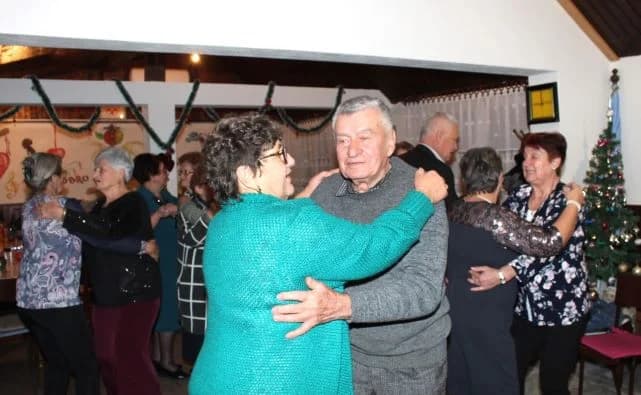 Uz glazbu, pjesmu i ples članovi Matice umirovljenika Pleternica ispratili Staru godinu