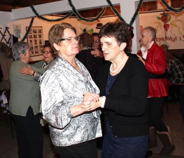Uz glazbu, pjesmu i ples članovi Matice umirovljenika Pleternica ispratili Staru godinu