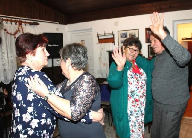 Uz glazbu, pjesmu i ples članovi Matice umirovljenika Pleternica ispratili Staru godinu