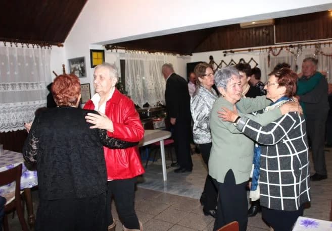 Uz glazbu, pjesmu i ples članovi Matice umirovljenika Pleternica ispratili Staru godinu