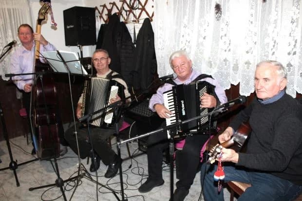 Uz glazbu, pjesmu i ples članovi Matice umirovljenika Pleternica ispratili Staru godinu