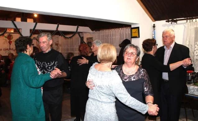 Uz glazbu, pjesmu i ples članovi Matice umirovljenika Pleternica ispratili Staru godinu
