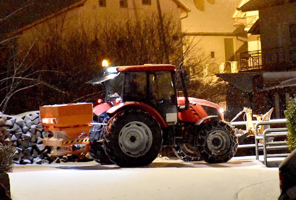 POŽEGA OSVANULA U BIJELOM: Snijeg zabijelio krovove, nema poledice