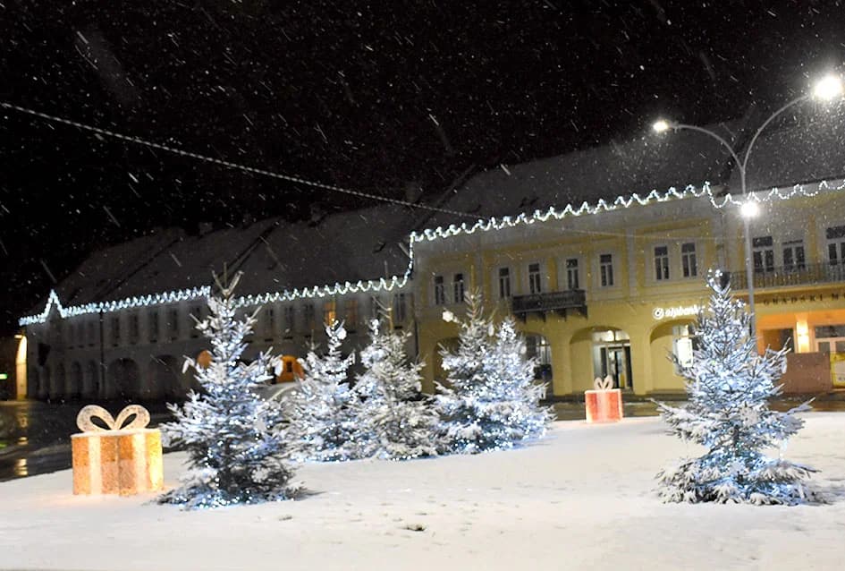 POŽEGA OSVANULA U BIJELOM: Snijeg zabijelio krovove, nema poledice